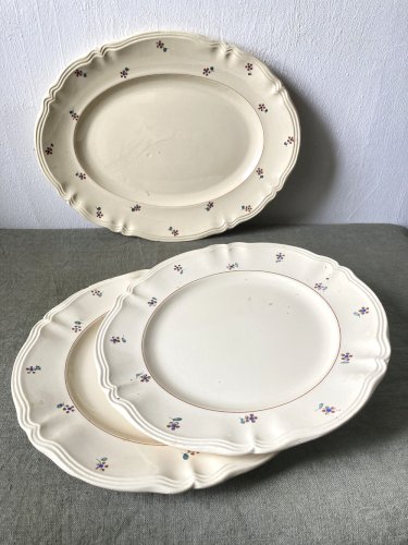 Trio de plats de service Digoin Sarreguemines, modèle Arromanches – un plat ovale et deux plats ronds, vers 1950