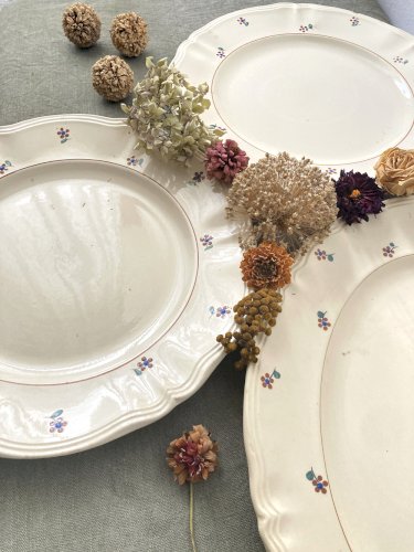 Trio de plats de service Digoin Sarreguemines, modèle Arromanches – un plat ovale et deux plats ronds, vers 1950