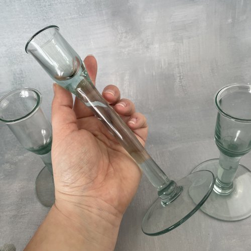 Trio élégants bougeoirs sur pied en verre soufflé légèrement vert