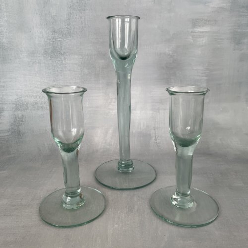 Trio élégants bougeoirs sur pied en verre soufflé légèrement vert