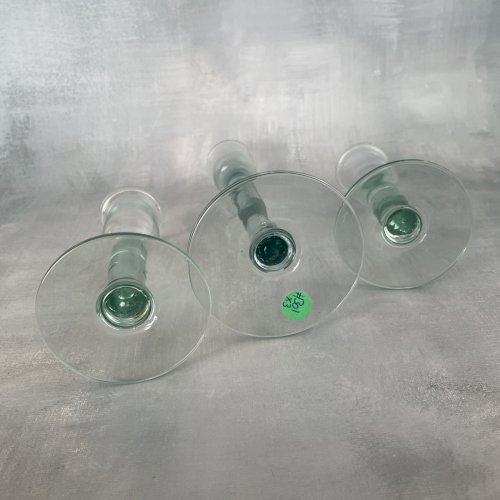Trio élégants bougeoirs sur pied en verre soufflé légèrement vert