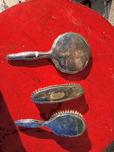 Trois accessoires de toilette ancien