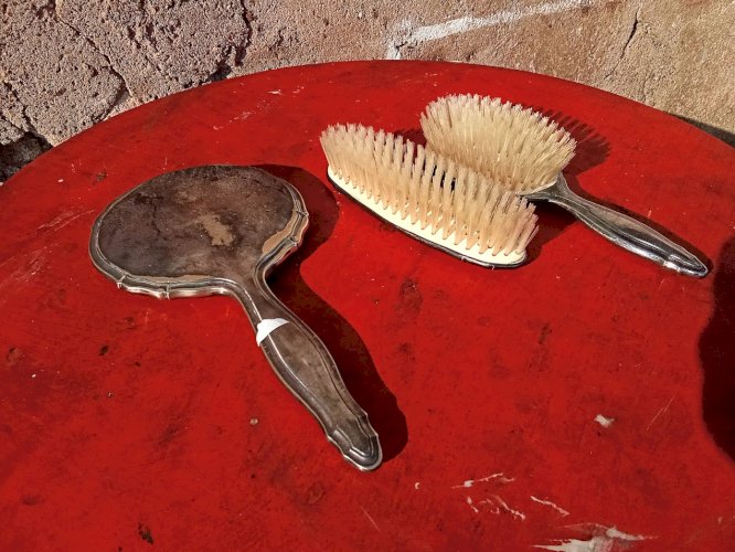 Trois accessoires de toilette ancien