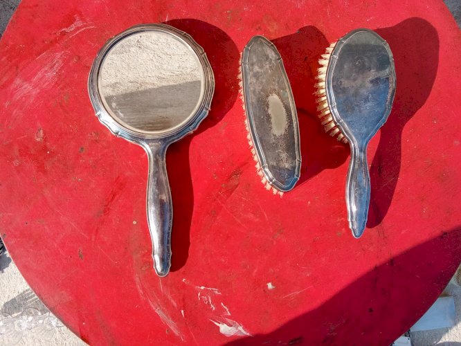 Trois accessoires de toilette ancien