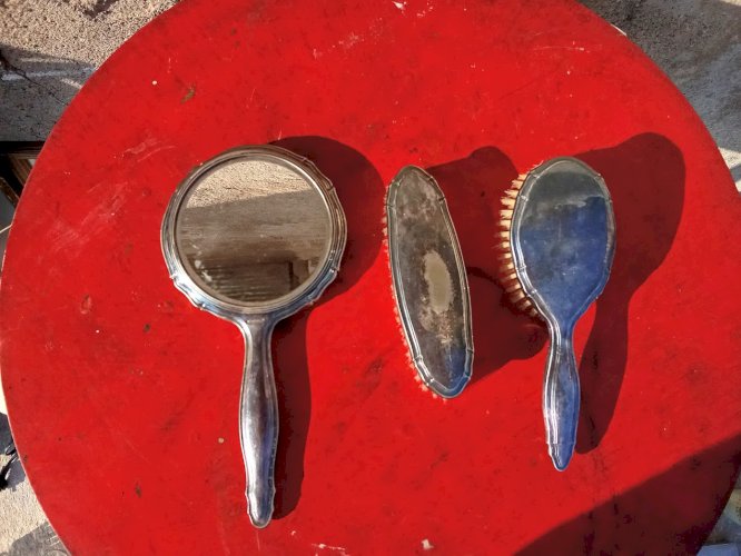 Trois accessoires de toilette ancien