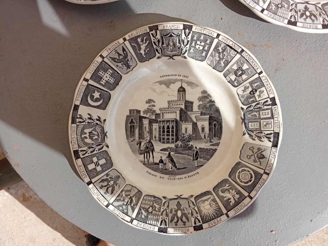Trois assiettes de l’Exposition Universelle de 1867 – Creil & Montereau 