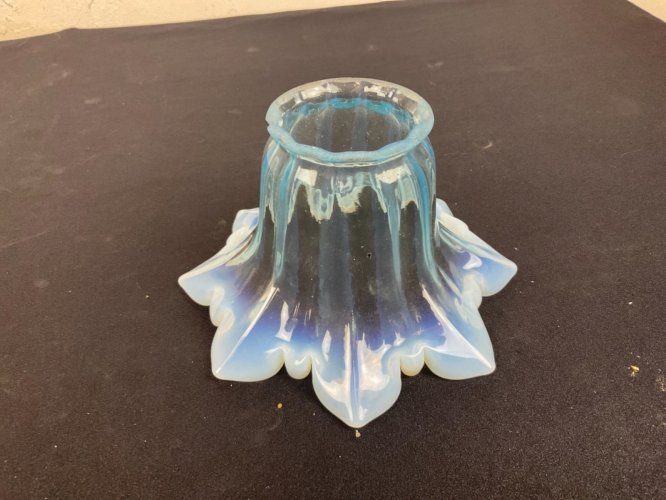 Tulipe de LAMPE à PETROLE bleu , baccarat, Clichy.......