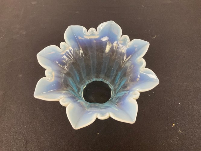 Tulipe de LAMPE à PETROLE bleu , baccarat, Clichy.......