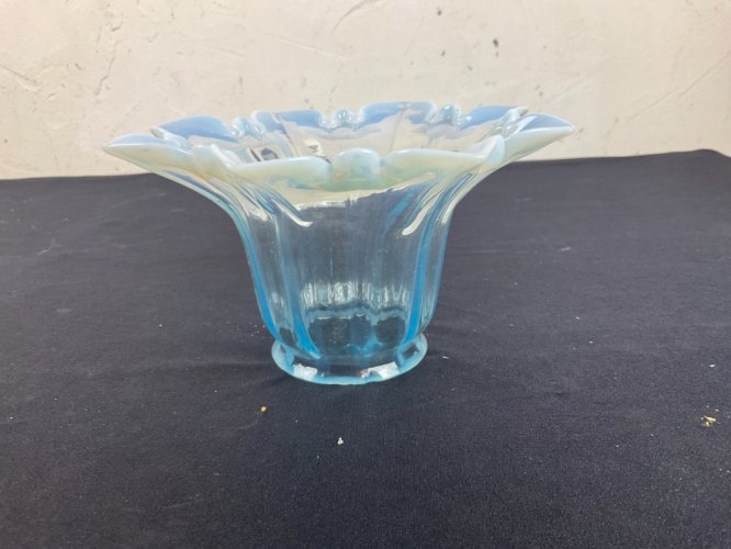 Tulipe de LAMPE à PETROLE bleu , baccarat, Clichy.......