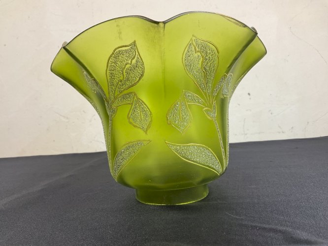 tulipe de lampe à pétrole décor dégagée a l acide Baccarat ,Saint Louis,Clichy….