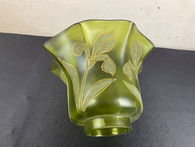 tulipe de lampe à pétrole décor dégagée a l acide Baccarat ,Saint Louis,Clichy….