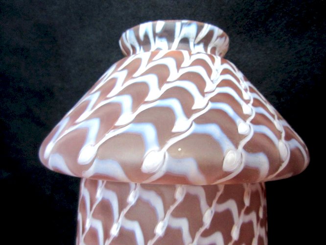 Tulipe de lampe Art Déco, pâte de verre "vieux rose" quadrillé d'écailles