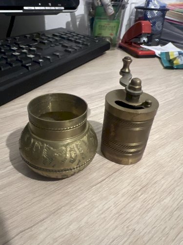 Turc Moulin à Poivre Épices en Laiton Avec Manivelle Vintage (3,5 X 7 CM