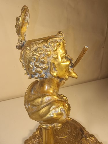 Un briquet à cigares antique en bronze