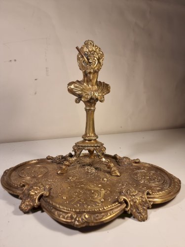 Un briquet à cigares antique en bronze