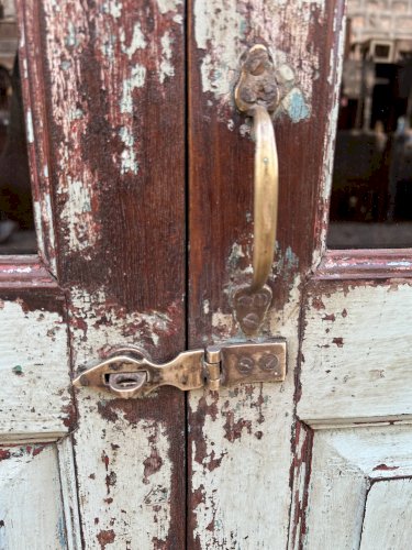 Vaisselier en teck birman avec patine dorigine