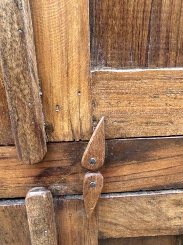 vaisselier vitré art déco en teck birman avec patine dorigine