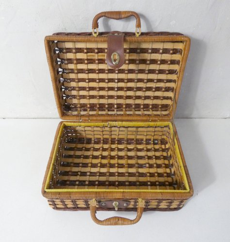 valise en rotin vintage