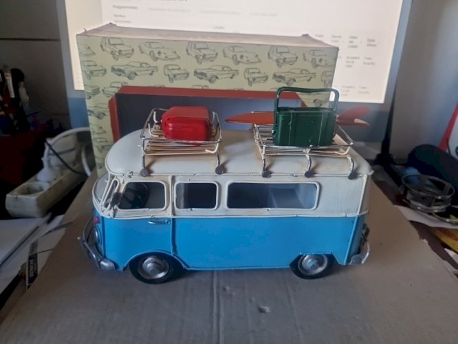 VAN en Tôle Combi Volkswagen avec Planches de SURFS. en Boite