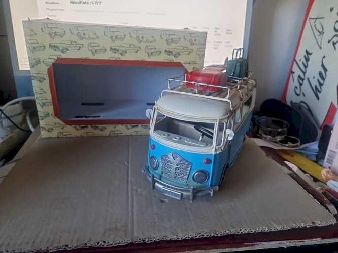VAN en Tôle Combi Volkswagen avec Planches de SURFS. en Boite
