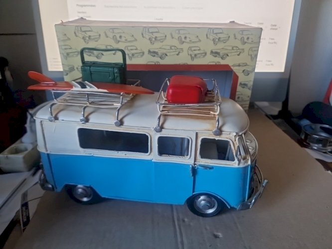 VAN en Tôle Combi Volkswagen avec Planches de SURFS. en Boite