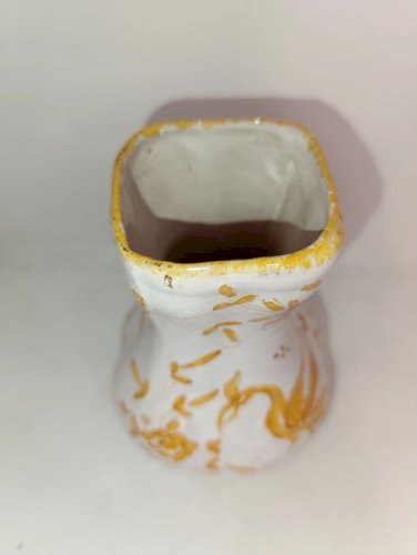 vase a col carre original style moustiers signé sous la base  martres tolosane? en bon etat