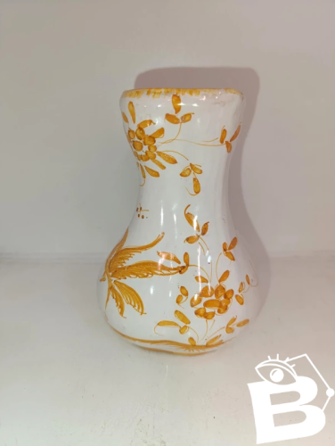 vase a col carre original style moustiers signé sous la base  martres tolosane? en bon etat