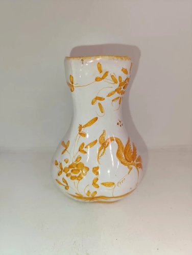 vase a col carre original style moustiers signé sous la base  martres tolosane? en bon etat