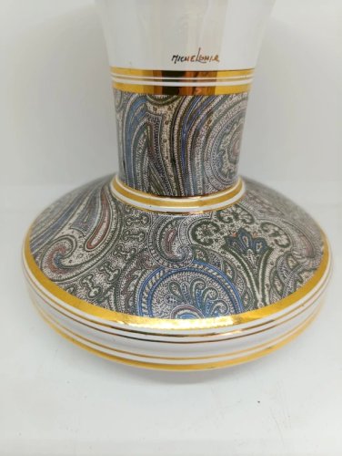 vase à decor original et lisseret doré  signé Micheloni R en bon etat