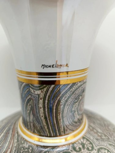 vase à decor original et lisseret doré  signé Micheloni R en bon etat