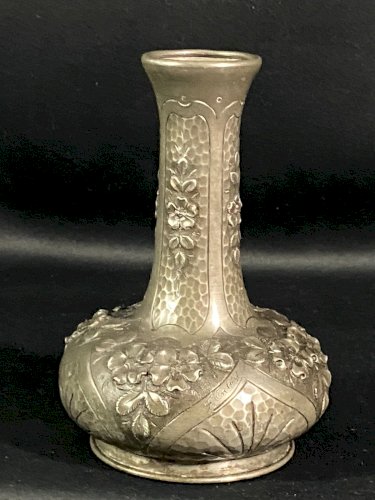 Vase à long col en étain à décor floral Art Nouveau signé Cortesi