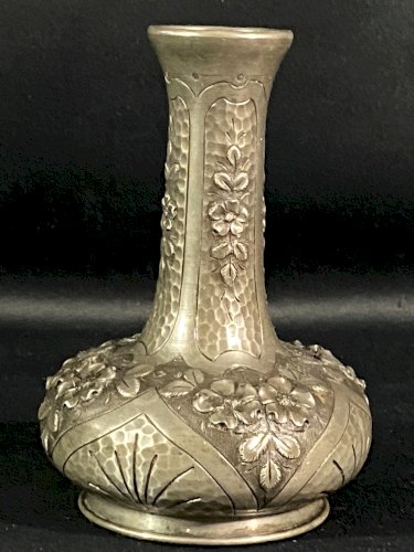 Vase à long col en étain à décor floral Art Nouveau signé Cortesi