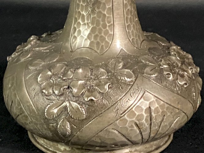 Vase à long col en étain à décor floral Art Nouveau signé Cortesi
