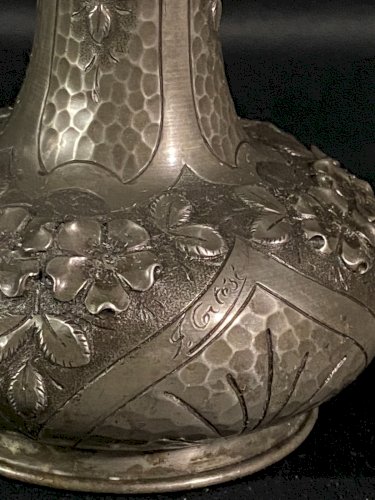 Vase à long col en étain à décor floral Art Nouveau signé Cortesi