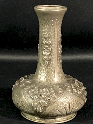 Vase à long col en étain à décor floral Art Nouveau signé Cortesi