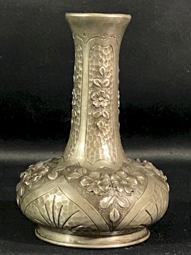 Vase à long col en étain à décor floral Art Nouveau signé Cortesi