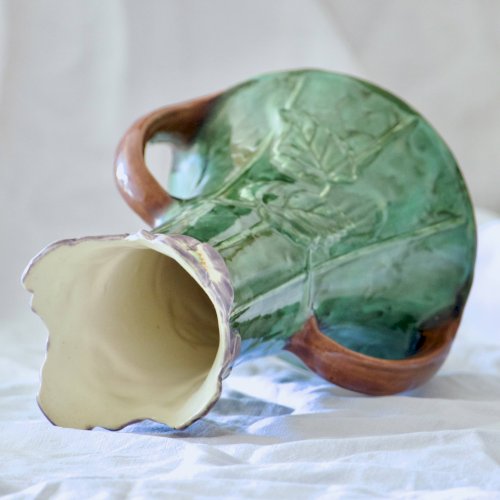 Vase ancien Art Nouveau XIXe en barbotine fleurs de Pensées