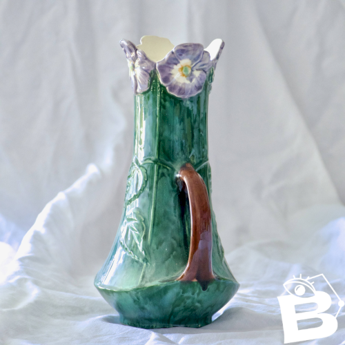 Vase ancien Art Nouveau XIXe en barbotine fleurs de Pensées