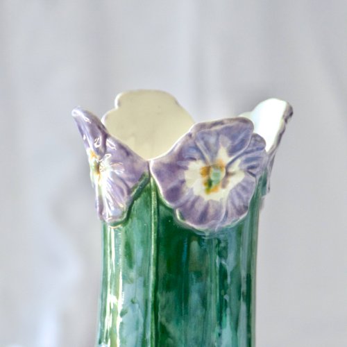 Vase ancien Art Nouveau XIXe en barbotine fleurs de Pensées