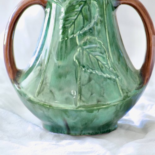 Vase ancien Art Nouveau XIXe en barbotine fleurs de Pensées