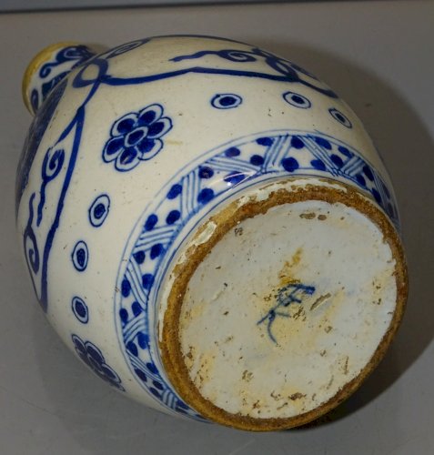 -VASE ANCIEN CERAMIQUE BLANC/BLEU DELFT ? FAÏENCE de PAUW?  1690/1710 ?   D