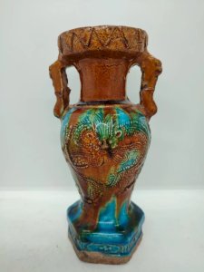Ancient Chinese turquoise glazed ceramic vase from the Ming dynasty (1368-1644) in good condition.