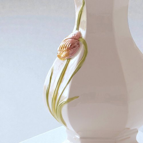 Vase ancien en barbotine tulipe signé Bassano