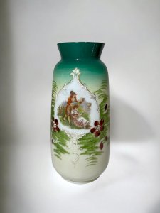Vase ancien en opaline verte – Décor peint à la main en relief – Dorure – Verrerie ancienne – 19 cm