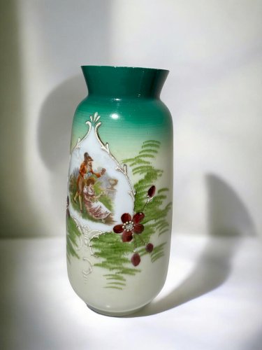 Vase ancien en opaline verte – Décor peint à la main en relief – Dorure – Verrerie ancienne – 19 cm