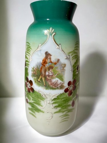 Vase ancien en opaline verte – Décor peint à la main en relief – Dorure – Verrerie ancienne – 19 cm
