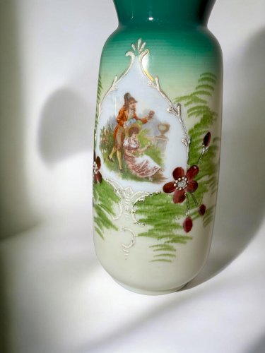Vase ancien en opaline verte – Décor peint à la main en relief – Dorure – Verrerie ancienne – 19 cm