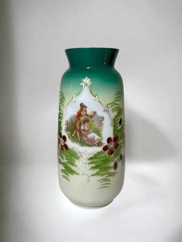 Vase ancien en opaline verte – Décor peint à la main en relief – Dorure – Verrerie ancienne – 19 cm