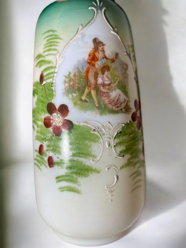Vase ancien en opaline verte – Décor peint à la main en relief – Dorure – Verrerie ancienne – 19 cm