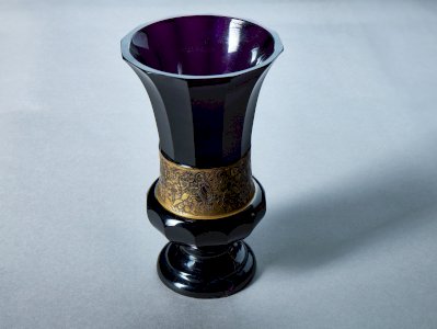 Antique vase signed Moser Karlsbad – Amethyst glass & gilded frieze Art Deco – Ancient warriors